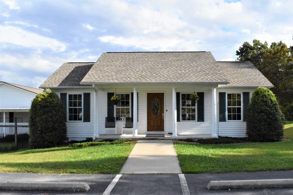 Bed & Biscuit: 153 Fence Ln, Crossville, TN 38571